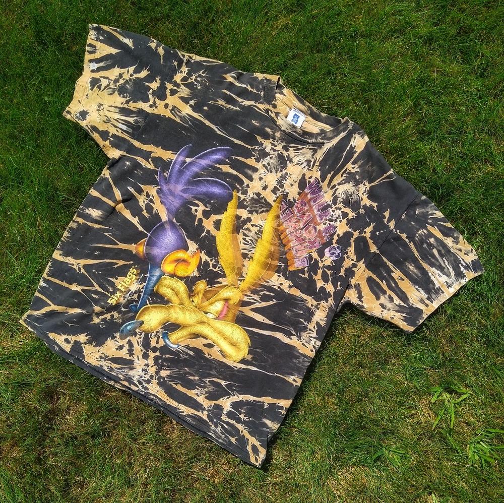 Vintage Six Flags Wile E. Coyote and Road Runner tshirt